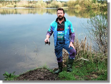 Thomas Stahlmeier mit einem Edelkrebs aus dem Sennesee 27.04.06